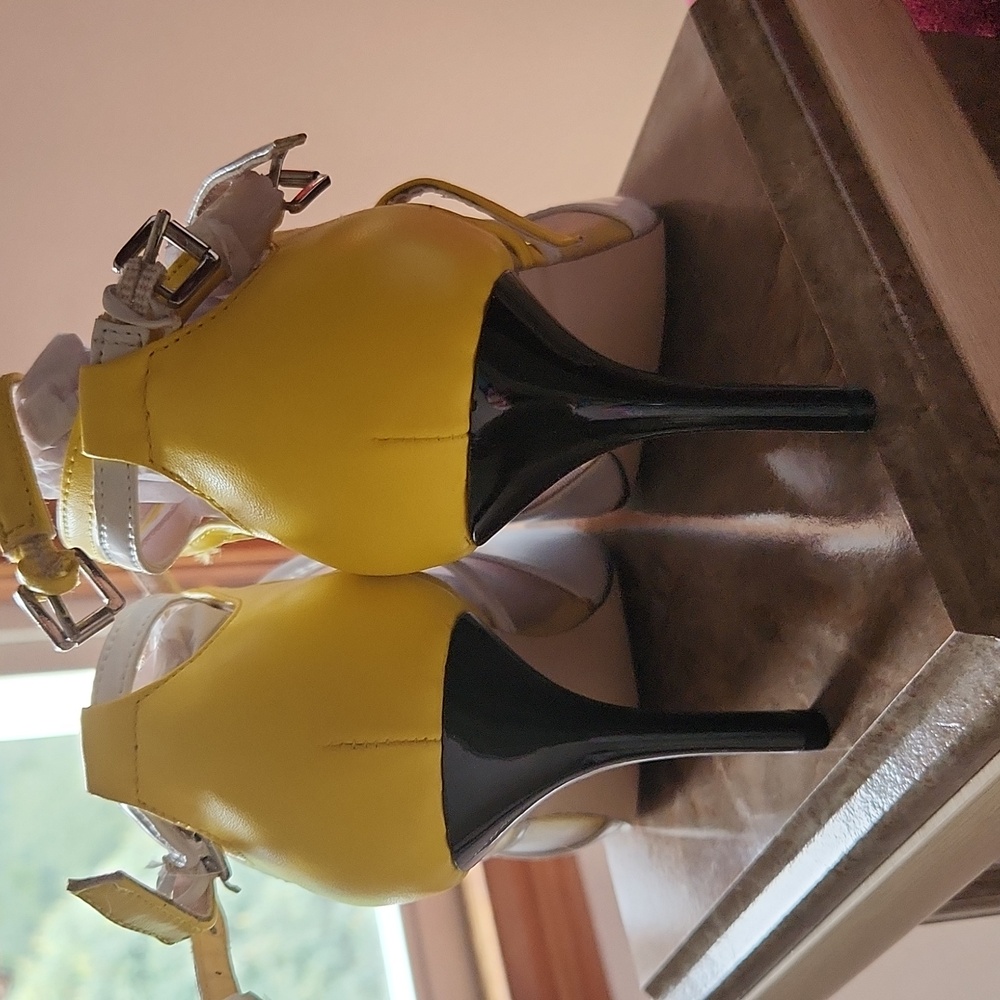 Signature heels - Picture 3 of 3
